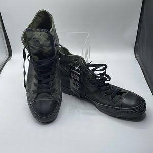Women’s Converse All Stars. Sz 10. like NEW. Camouflage print